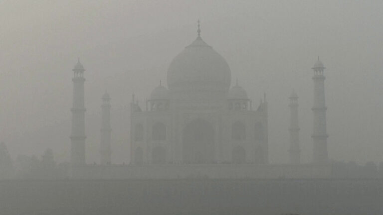 Προβλήματα στην Ινδία λόγω ομίχλης - Καλύφθηκε από πυκνό νέφος τo Ταζ Μαχάλ