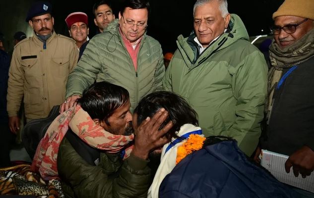 Ινδία: Η ιστορία πίσω από το συγκινητικό φιλί πατέρα – γιου στη σήραγγα