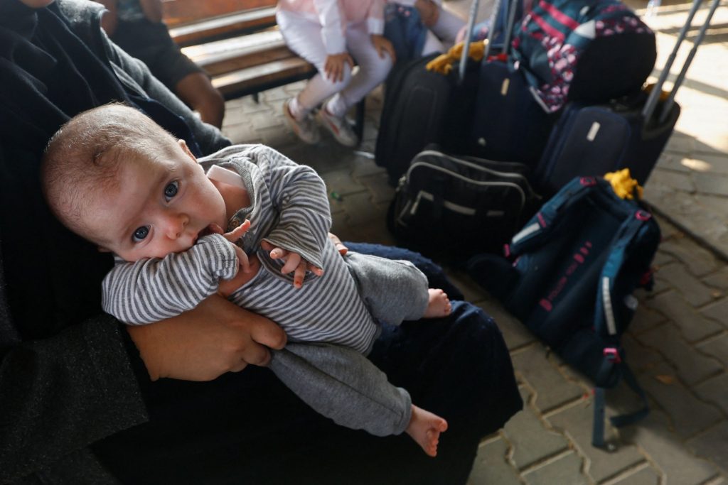 Συγκλονίζουν μαρτυρίες επαναπατρισθέντων Ελλήνων: «Έχω δει κομμένα μωρά στη μέση»