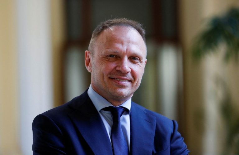 Ιταλία: «Δεν παραιτούμαι» λέει ο υπουργός Γεωργίας που σταμάτησε τρένο για να… κατέβει