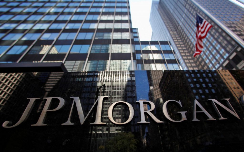 Η μείωση τιμών θα έρθει με μείωση μισθών – Τι προβλέπει η JP Morgan για τον πληθωρισμό