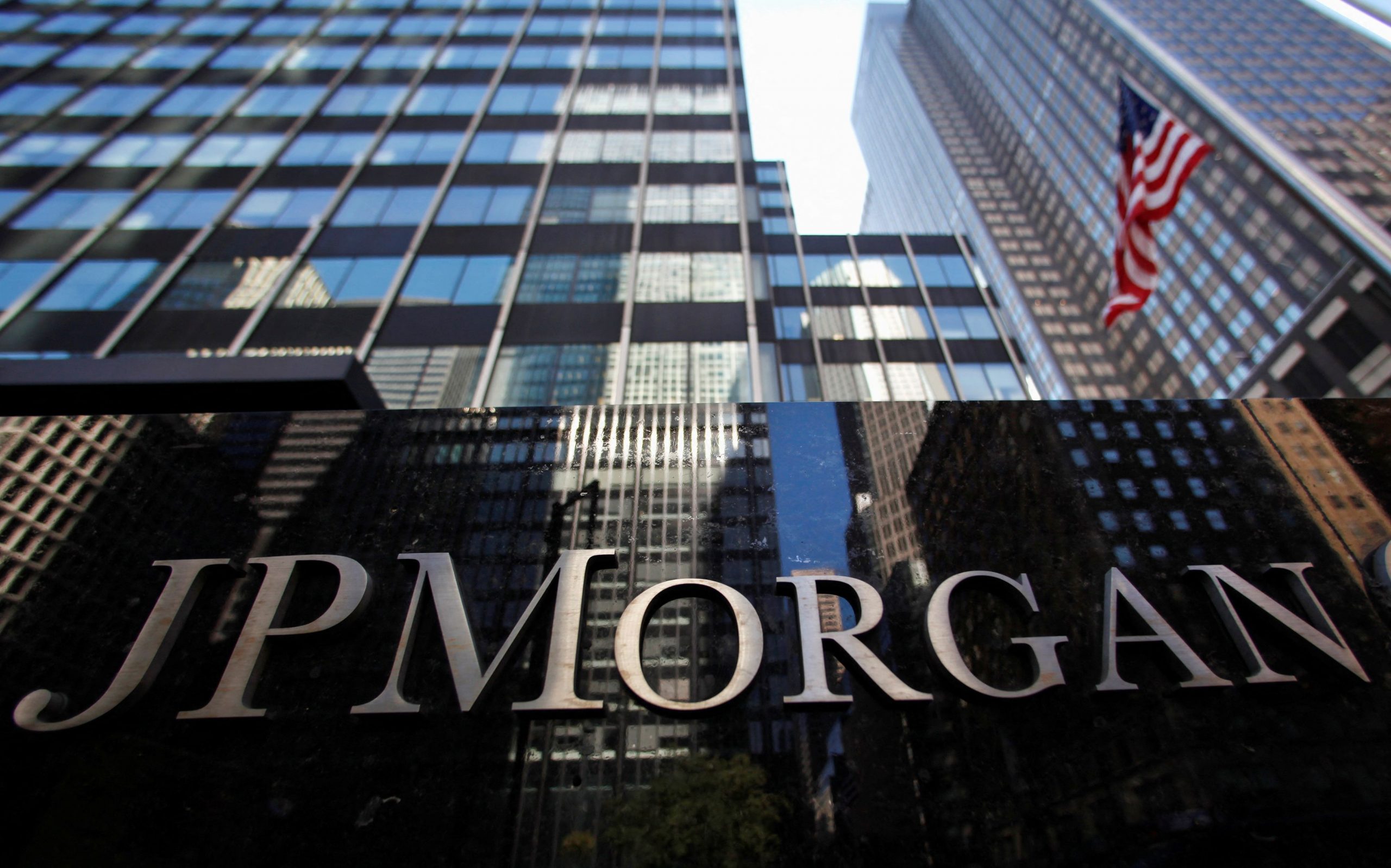 Η μείωση τιμών θα έρθει με μείωση μισθών - Τι προβλέπει η JP Morgan για τον πληθωρισμό
