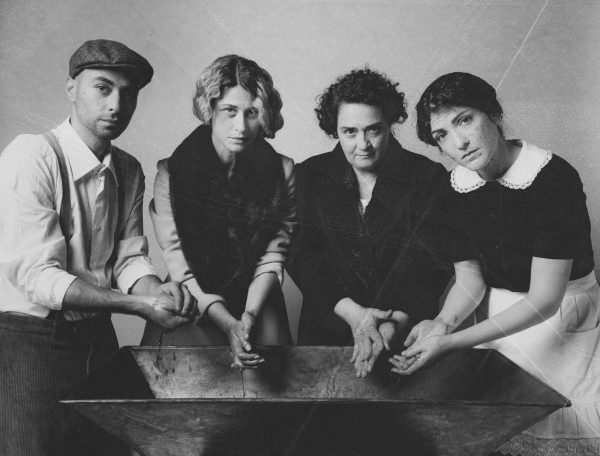 Οι συντελεστές της παράστασης Κακούργα Πεθερά