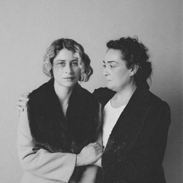 Οι συντελεστές της παράστασης Κακούργα Πεθερά