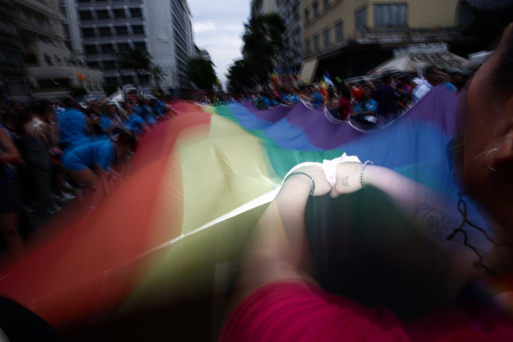 Άλμα στις υιοθεσίες στην Ελλάδα, στον «αέρα» η νομοθεσία για τα οµόφυλα ζευγάρια