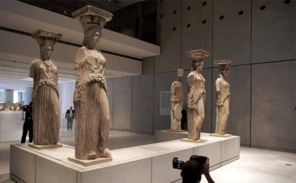 Στης Καρυάτιδας την ποδιά σφάζονται (πρωθυπουργικά) παλικάρια, στης Εφορίας τα σκαλιά σφάζουνε μαγαζάκια