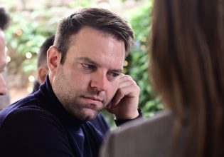 Απίστευτος Κασσελάκης: Ο ΣΥΡΙΖΑ φυλλοροεί αλλά…  βλέπει  «προπαγάνδα των ΜΜΕ για το κύμα αποχωρήσεων»