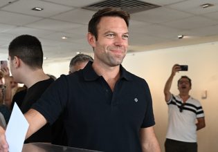 Όταν ο Κασσελάκης… μεταλλάσσεται – Τα διαφορετικά πρόσωπα του προέδρου του ΣΥΡΙΖΑ