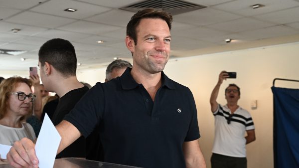 Όταν ο Κασσελάκης… μεταλλάσσεται – Τα διαφορετικά πρόσωπα του προέδρου του ΣΥΡΙΖΑ