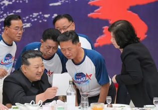 Βόρεια Κορέα: Ο Κιμ Γιονγκ Ουν επιθεώρησε δορυφορικές φωτογραφίες με δυνητικούς «στόχους» στη Νότια Κορέα