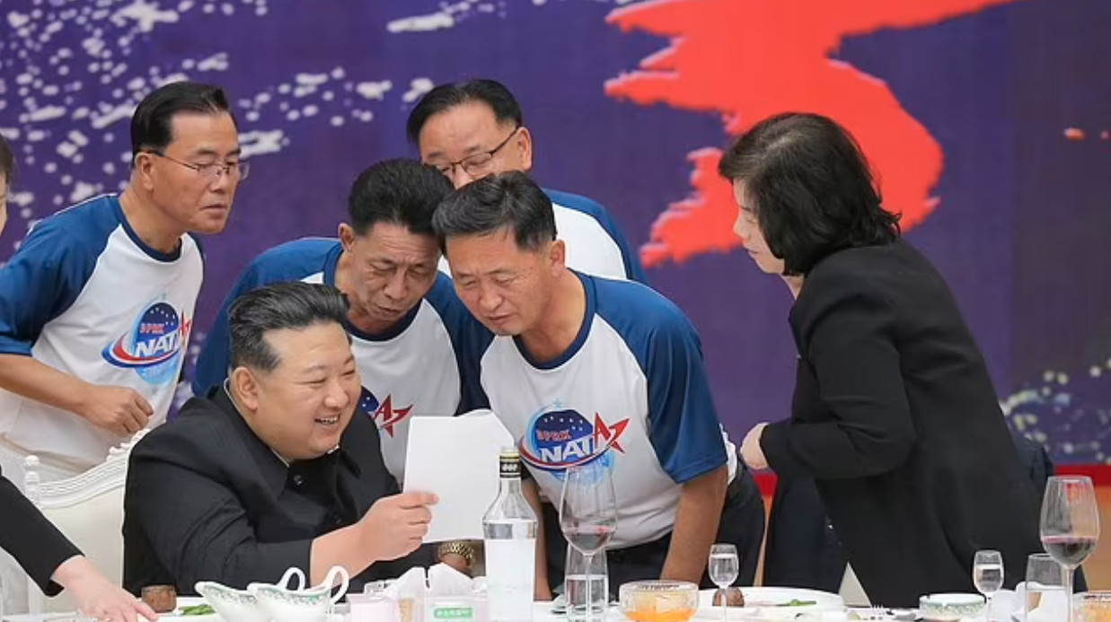 Βόρεια Κορέα: Ο Κιμ Γιονγκ Ουν επιθεώρησε δορυφορικές φωτογραφίες με δυνητικούς «στόχους» στη Νότια Κορέα