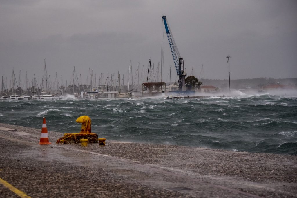 Κακοκαιρία: Οι θυελλώδεις άνεμοι καθηλώνουν τα πλοία στα λιμάνια – Τι ισχύει