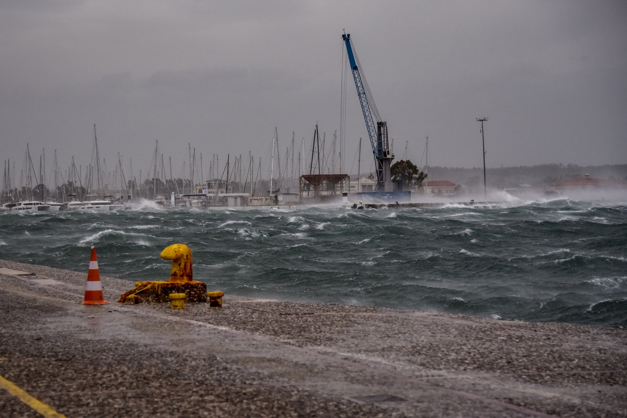 Κακοκαιρία: Οι θυελλώδεις άνεμοι καθηλώνουν τα πλοία στα λιμάνια - Τι ισχύει