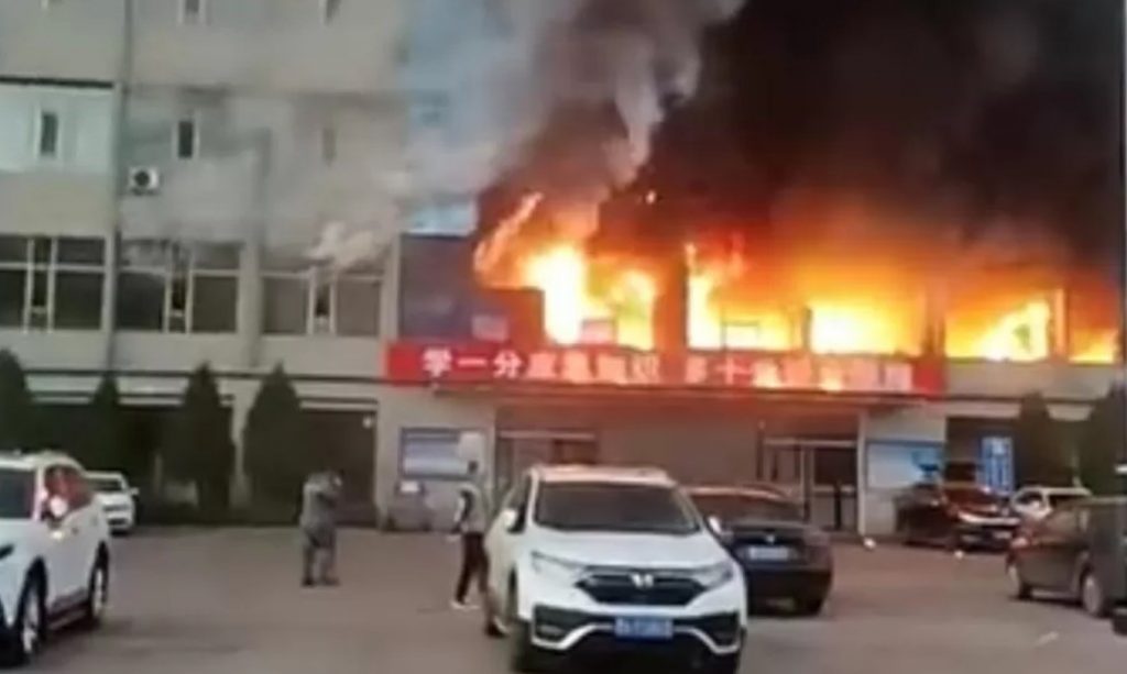 Κίνα: 11 νεκροί, 51 τραυματίες από πυρκαγιά σε πολυώροφο ακίνητο