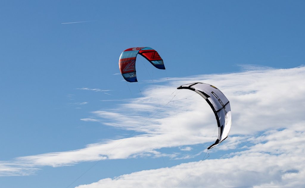 Θεσσαλονίκη: 23χρονος έκανε kite surfing στον Θερμαϊκό και τον παρέσυρε ο αέρας