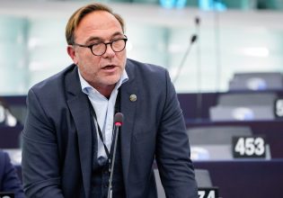 Αποχώρησε ο Πέτρος Κόκκαλης από την ευρωομάδα του ΣΥΡΙΖΑ