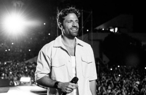 Ο Κωνσταντίνος Αργυρός τραγουδά «ματώνουν οι σκέψεις» και η Θεσσαλονίκη «λιώνει»