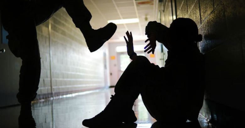 Εύβοια: Άγριος ξυλοδαρμός 16χρονου μέσα σε σχολικό λεωφορείο - Τον κλωτσούσαν στο πρόσωπο