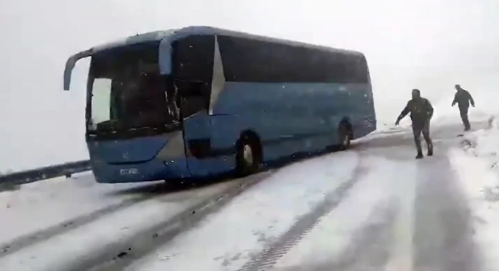 Έντονες χιονοπτώσεις στην Πέλλα - Αποκλείστηκε λεωφορείο με 40 επιβάτες