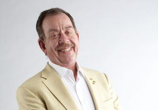 Ο Ηλίας Μαμαλάκης γίνεται 74 χρόνων: «Βρέθηκα 2 φορές κοντά στο θάνατο»