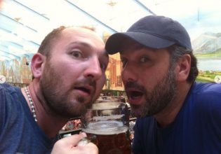 Γρηγόρης Αρναούτογλου: «Ταξίδεψα μαζί του σε όλο τον πλανήτη, τώρα ταξιδεύει μόνος»