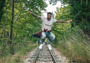 Θοδωρής Μαραντίνης: Αποκάλυψε με ποιον γνωστό τραγουδιστή τον μπερδεύουν