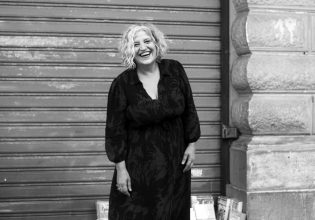 Μάρθα Φριντζήλα: «Αισθάνομαι πως μαζί με το κοινό γινόμαστε μια συμμορία»