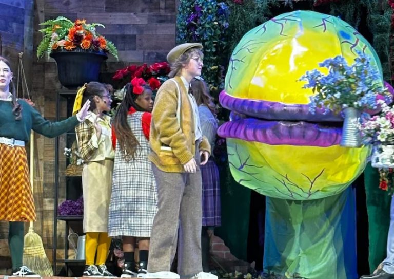 Έδωσαν πρωταγωνιστικό ρόλο σε τρανσέξουαλ μαθητή και του τον πήραν πίσω