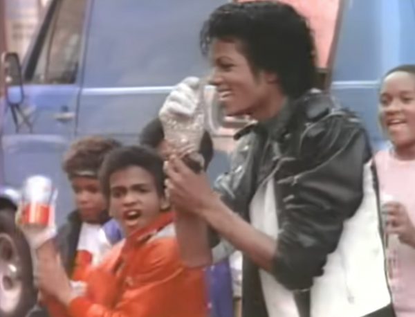 Ο Μάικλ Τζάκσον με το τζάκετ που πωλήθηκε σε δημοπρασία στο Λονδίνο