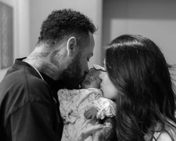 Τρόμος για τη σύντροφο του Νεϊμάρ – Αποπειράθηκαν να την απαγάγουν μαζί με την κόρη τους