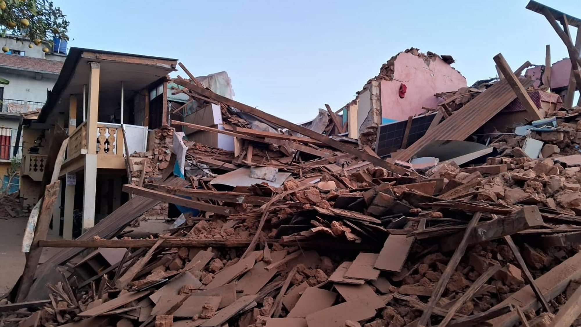 Νεπάλ: Τουλάχιστον 119 νεκροί από τα 6,4 Ρίχτερ - Αρκετά κτίρια έχουν καταρρεύσει