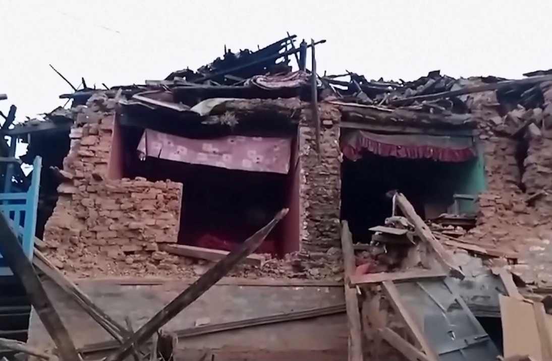 Νεπάλ: Τουλάχιστον 143 νεκρούς άφησε πίσω του ο φονικός σεισμός