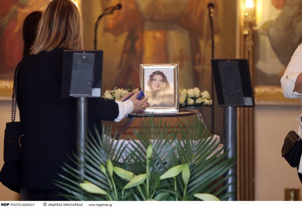 Στιγμές οδύνης στην κηδεία της Κάτια Νικολαΐδη – Συντετριμμένοι η μητέρα και ο αδερφός της