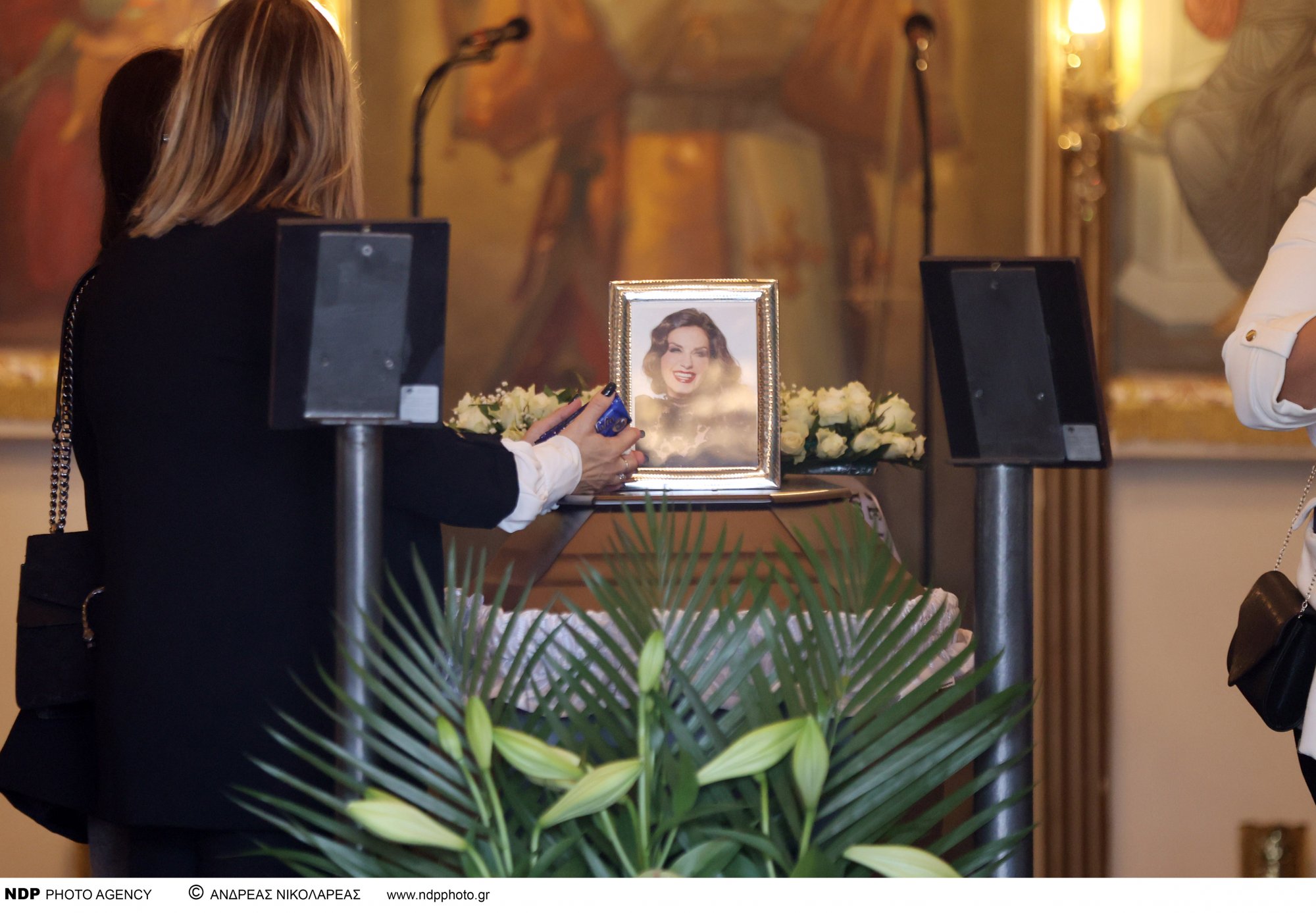 Στιγμές οδύνης στην κηδεία της Κάτια Νικολαΐδη - Συντετριμμένοι η μητέρα και ο αδερφός της