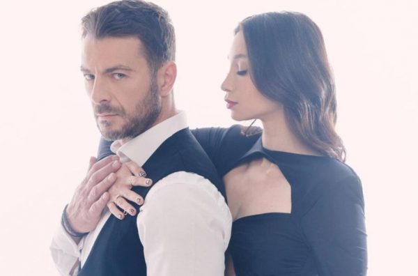 Ο Γιώργος Αγγελόπουλος κάνει push ups με τα… οικογενειακά βάρη στην πλάτη