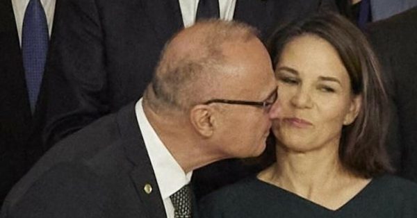 Η απίστευτη κίνηση του Κροάτη ΥΠΕΞ – Προσπάθησε να φιλήσει τη Γερμανίδα ομόλογό του