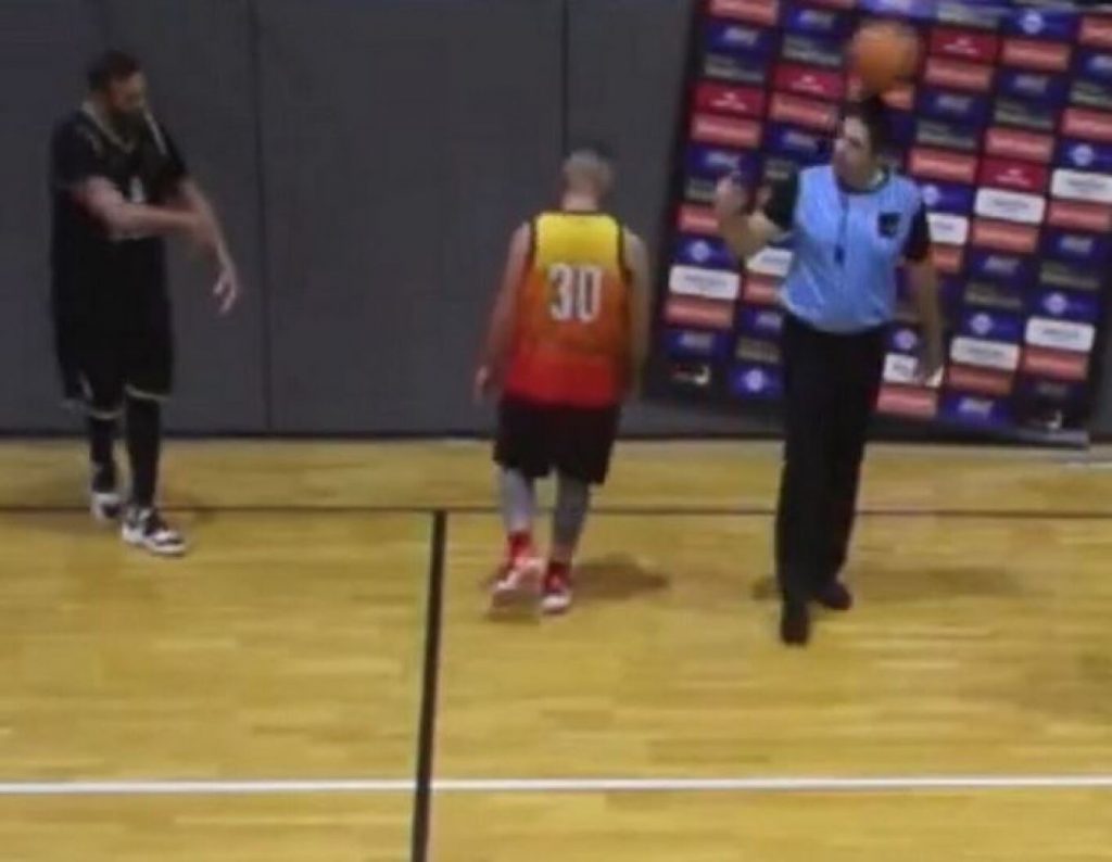 Ο Νίκος Παππάς πέταξε την μπάλα στο κεφάλι του διαιτητή! (vid)