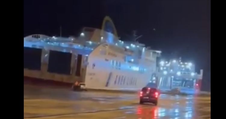 Πάτρα: Σύγκρουση πλοίου με 128 επιβάτες στο λιμάνι λόγω των θυελλωδών ανέμων – Βίντεο
