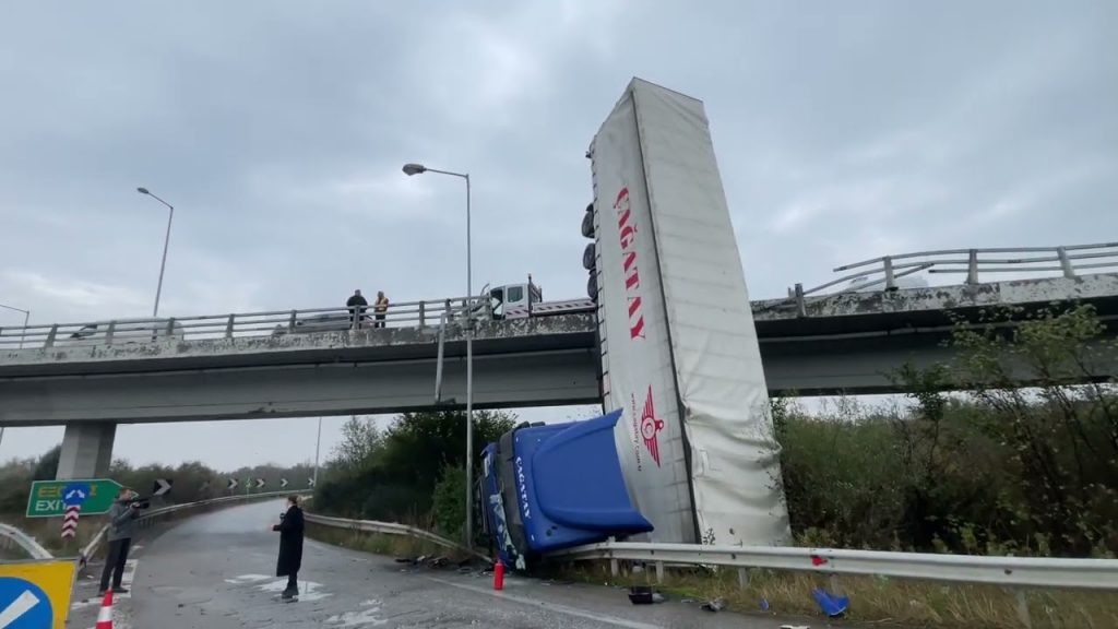 Θεσσαλονίκη: Φορτηγό προσέκρουσε στις μπάρες και έπεσε από γέφυρα