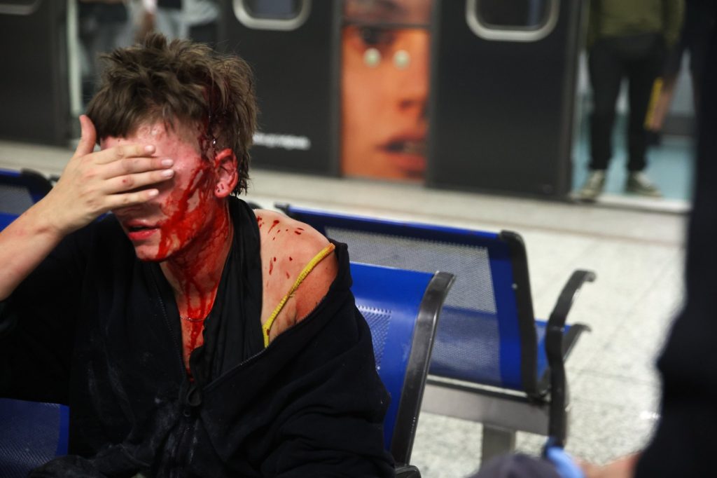Η στιγμή της άγριας επίθεσης ακροδεξιών σε βαγόνι στο Μοναστηράκι