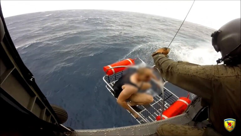 Η στιγμή της διάσωσης του Αιγύπτιου ναυαγού στη Λέσβο