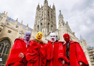 Η φεμινιστική πανκ ομάδα Pussy Riot «ταξιδεύει» άπο τη Ρωσία στο Μόντρεαλ