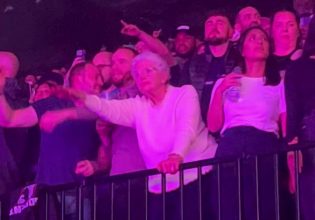 Ηλικιωμένη γυναίκα χορεύει σε συναυλία του 50 Cent και γίνεται viral