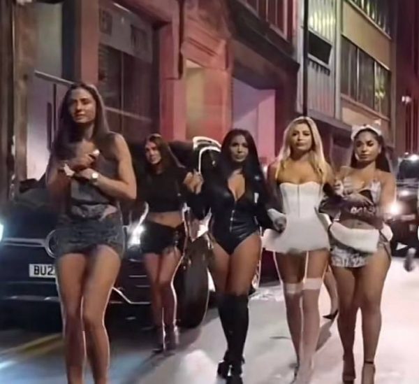 TikTok: Viral βίντεο με τα ντυσίματα που επιλέγουν οι Βρετανίδες για τις εξόδους τους