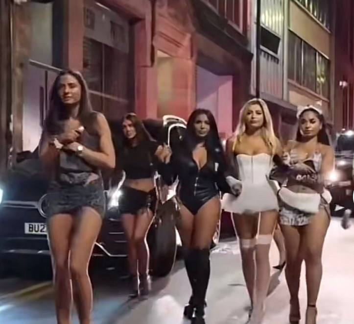 TikTok: Viral βίντεο με τα ντυσίματα που επιλέγουν οι Βρετανίδες για τις εξόδους τους