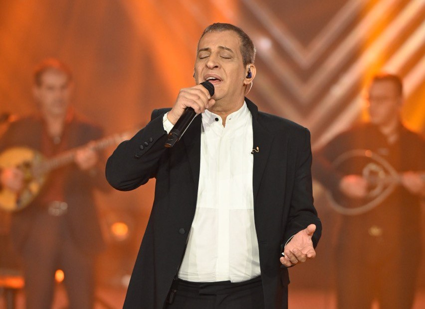 Ο Θέμης Αδαμαντίδης τραγουδά μία από τις μεγαλύτερες επιτυχίες της καριέρας του