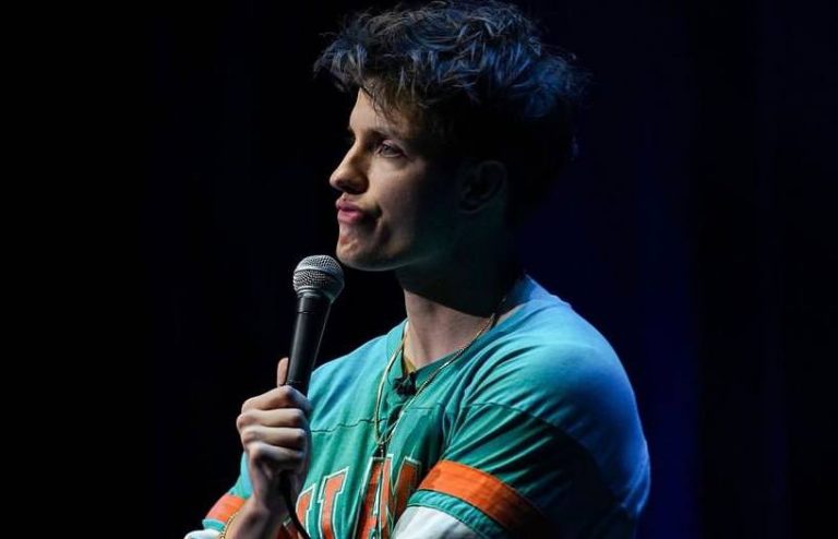 «Αν ήξερε να μαγειρεύει μπορεί να μην είχε μαυρισμένο μάτι»: Τα κακοποιητικά «αστεία» του Matt Rife