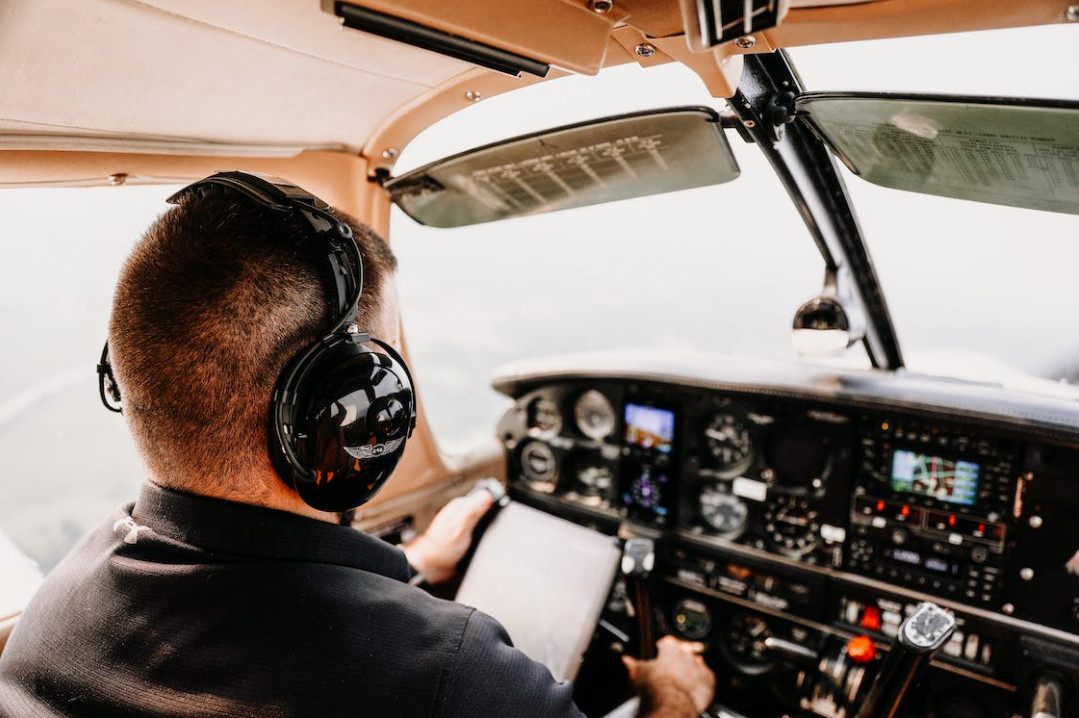 Ρεσιτάλ πιλότου σε πτήση Σαντορίνη – Αθήνα: «Αυτά δεν γίνονται ούτε στα παραμύθια»