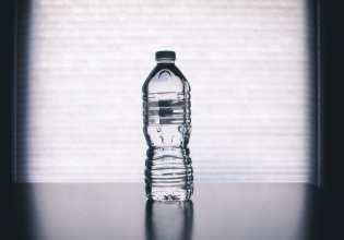 Coca-Cola, Danone, Nestlé κατηγορούνται για greenwashing – Τι λέει η Κομισιόν