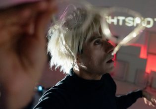 Andy: Συναντώντας τον εκκεντρικό καλλιτέχνη στο δώμα του Νέου Κόσμου